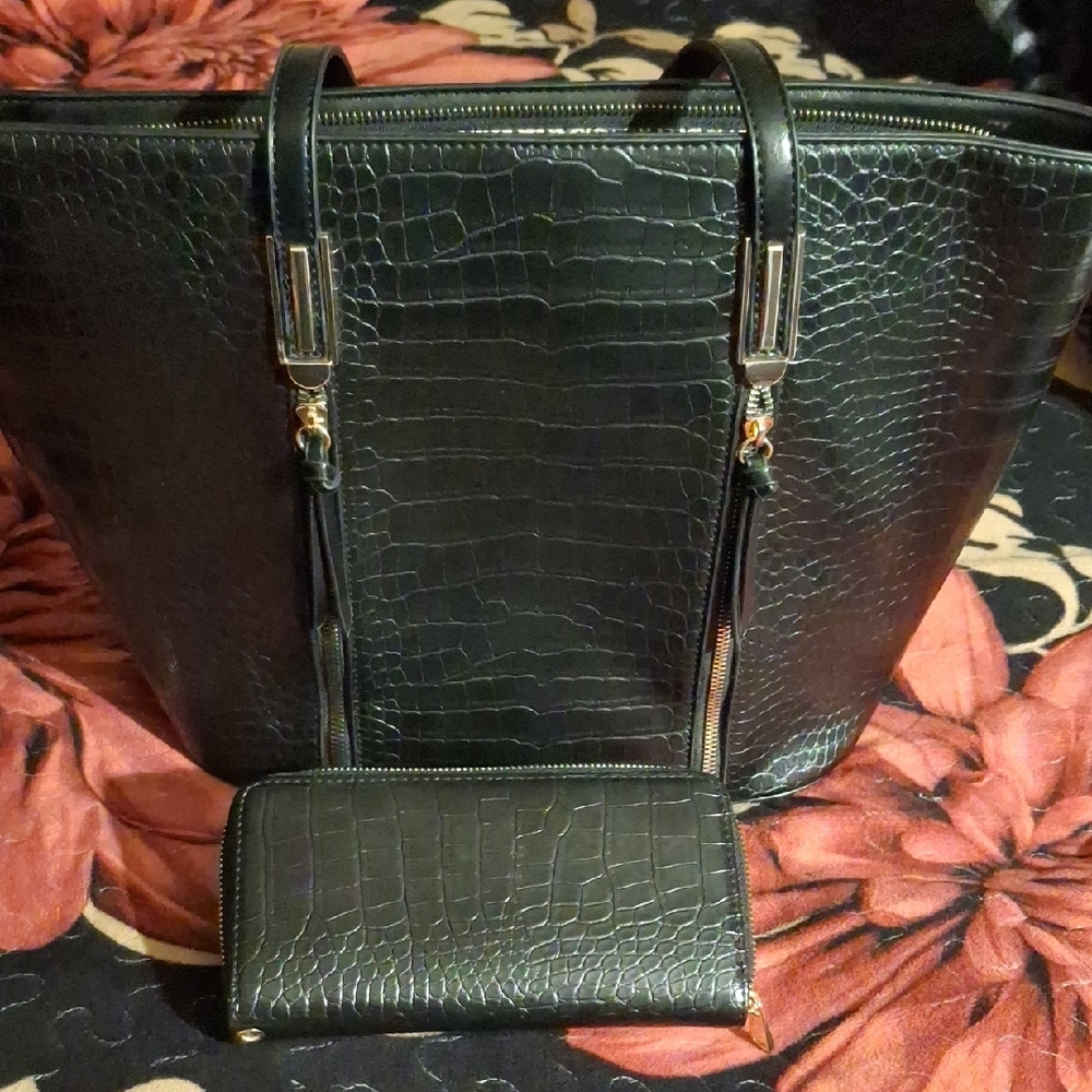 Elegant Black Crocodile-Embossed Women's Bag Set